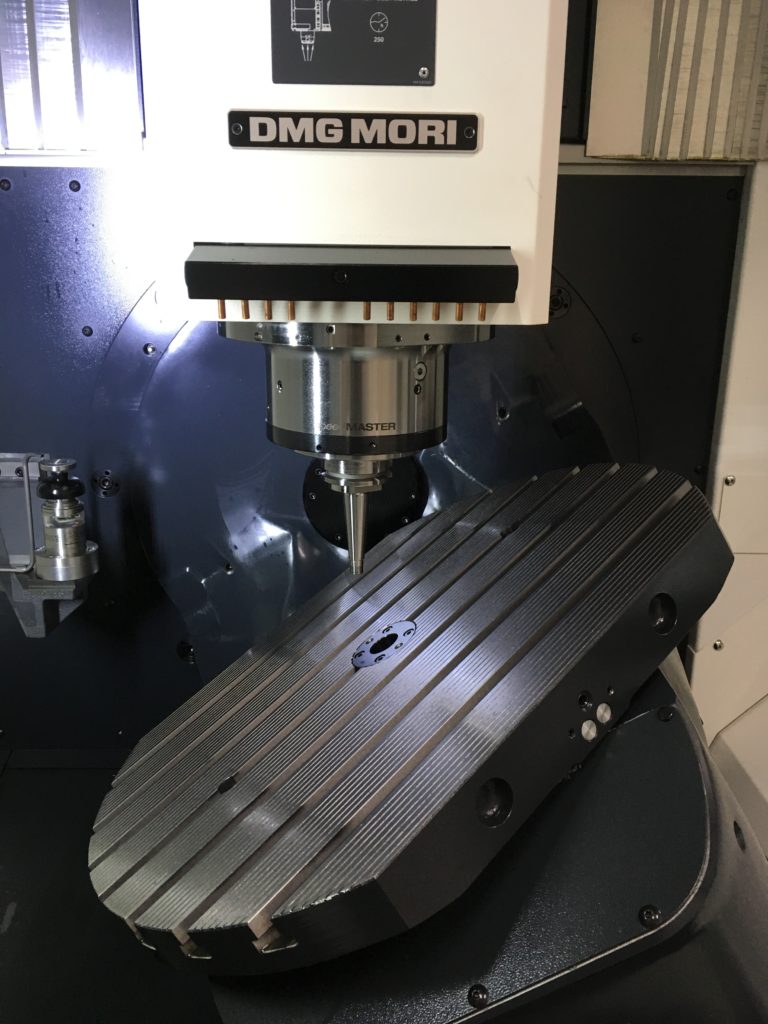 DMG MORI DMU50 テーブルと主軸部の写真