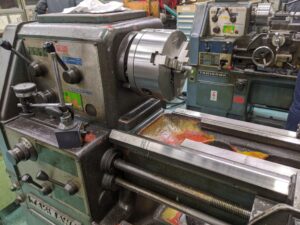 滝澤 TSL-550 小型精密旋盤のチャック部、回転操作部の写真